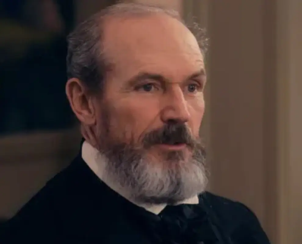 Ahora tiene 58 años, ha aparecido en las series 'Dickinson' y 'Angelyne'.