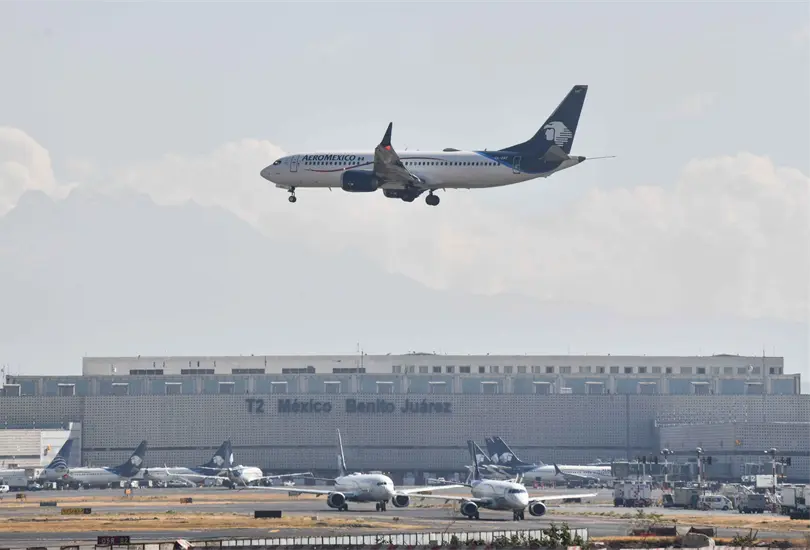 Aseguran 242 kg de metanfetamina oculta en cuadros decorativos en el AICM