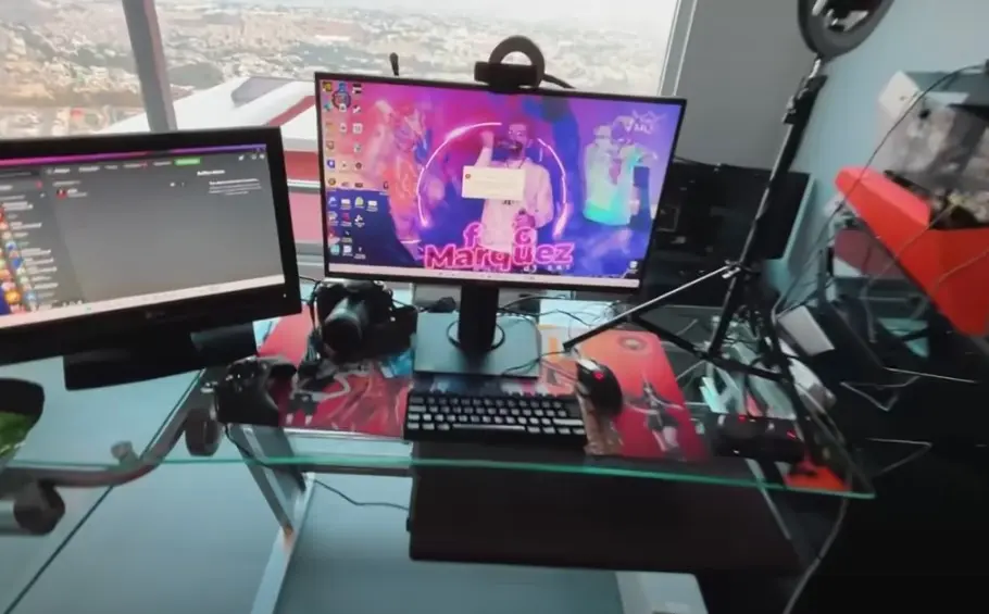 La recámara de Fofo constaba de dos pisos donde había varias pantallas para jugar videojuegos.