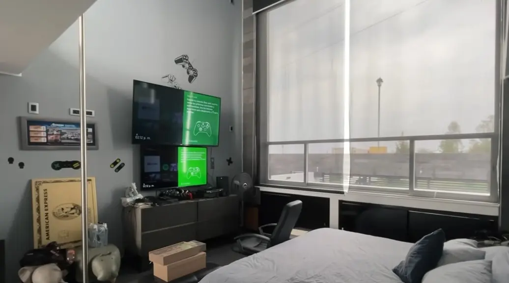 En el segundo piso de su recámara, tenía sus computadoras para editar videos y jugar.