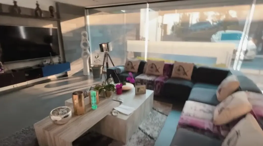 En otros espacios de la sala, tiene más comedores y salas de estar.<br>