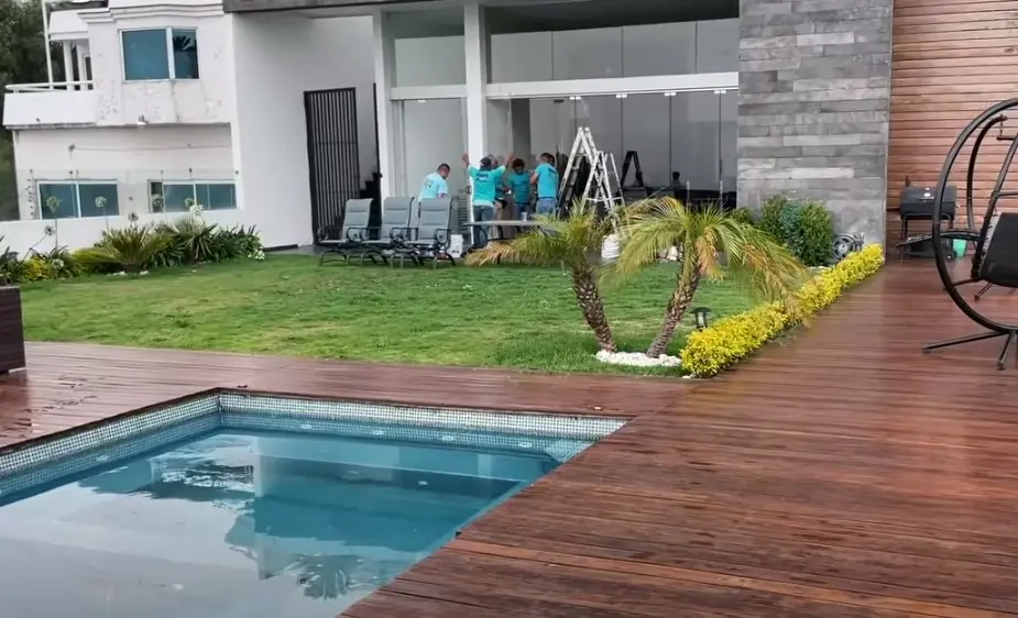 Según lo mostrado en sus videos, la casa de la familia de Fofo Márquez tiene alberca y un amplio jardín con vista a la ciudad.