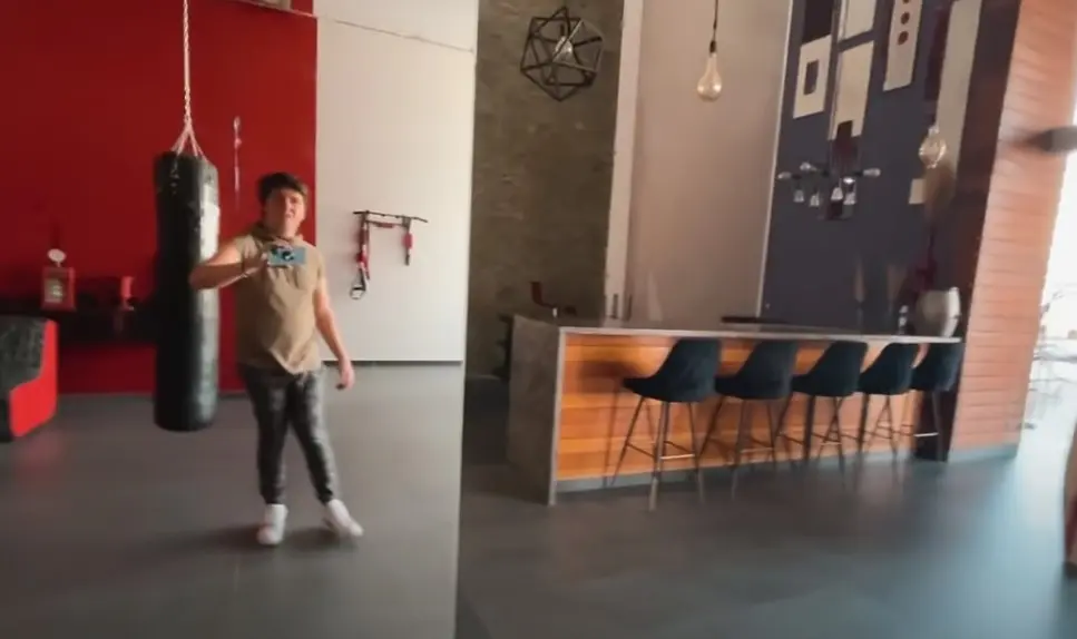 En su habitación, también tenía una vitrina especial con llave donde guardaba sus botellas de champán.