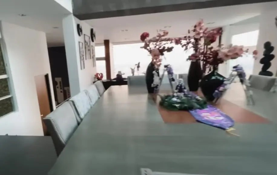 En el segundo piso está la cocina, el comedor y la sala de estar.