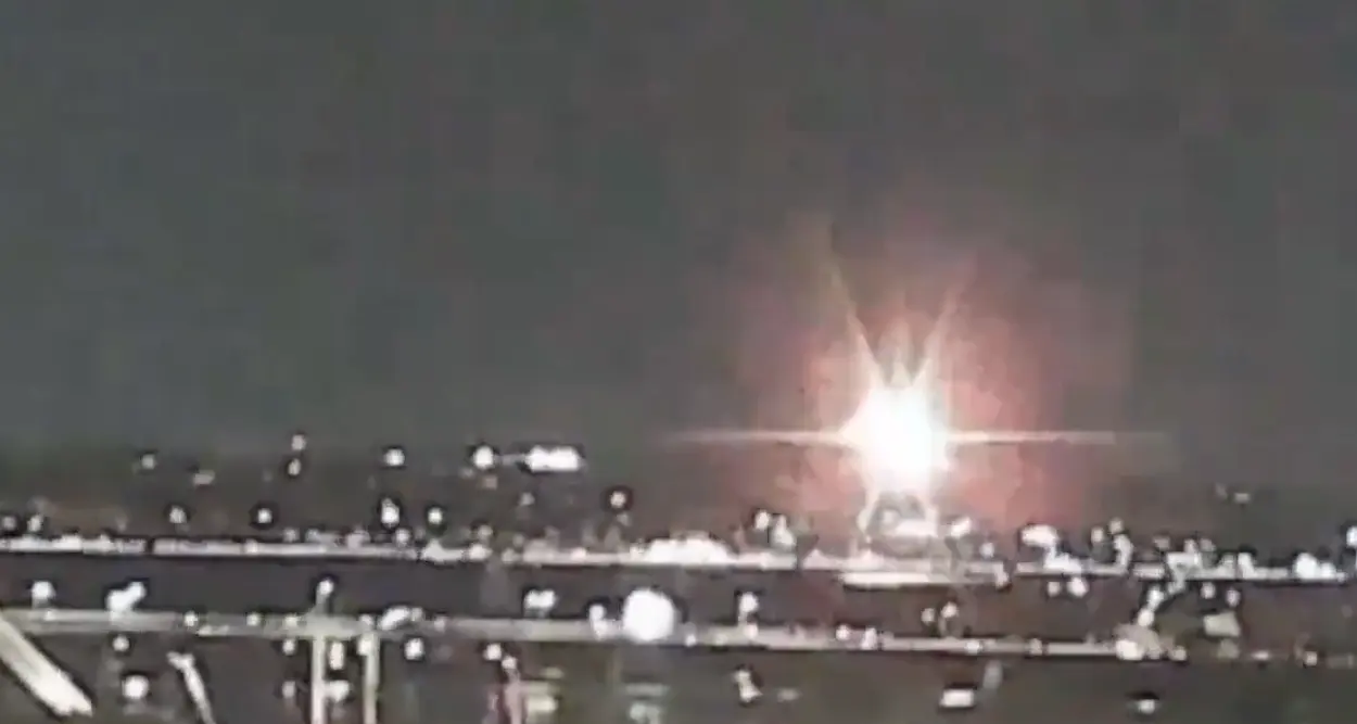 El cielo se iluminó tras el choque Especial