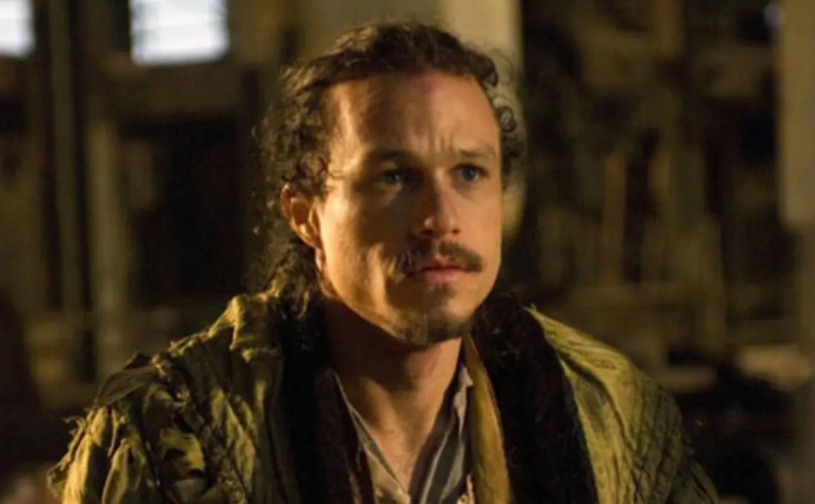 Lamentablemente Heath Ledger falleció en 2008 a la edad de 28 años por una intoxicación de varios medicamentos. Recibió el Premio Oscar póstumo por su papel del Joker en The Dark Knight.