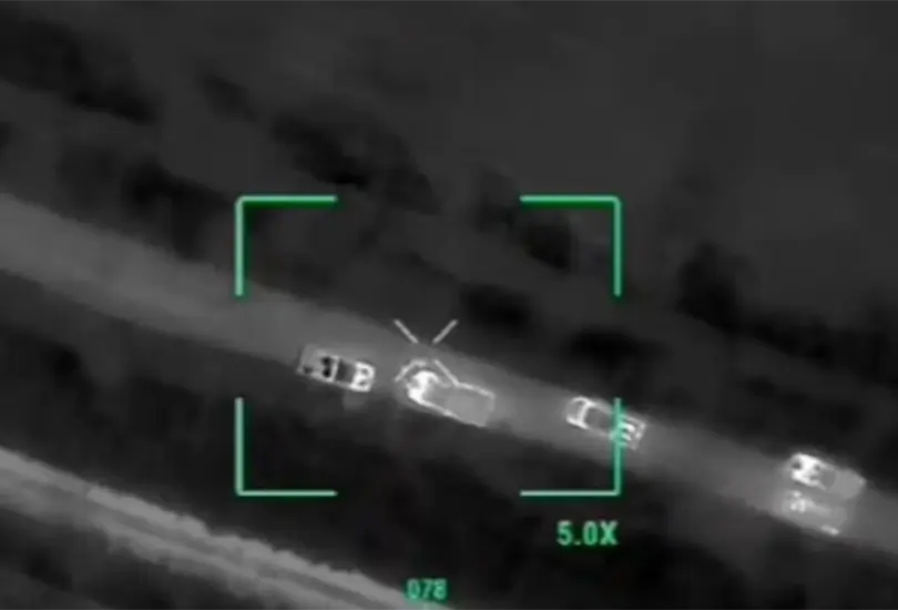 Imagen del convoy atacado con un explosivo lanzado desde drones.