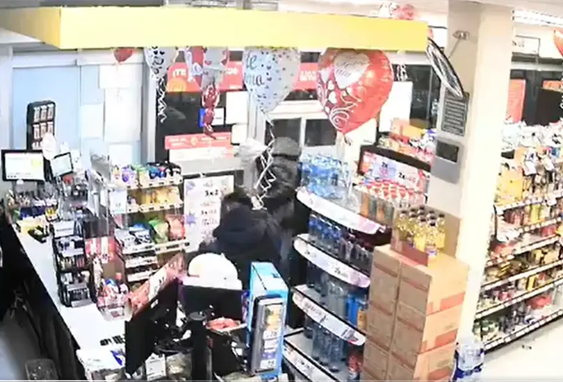 Polic&iacute;a mata a asaltante de Oxxo a balazos; su c&oacute;mplie lo abandon&oacute;