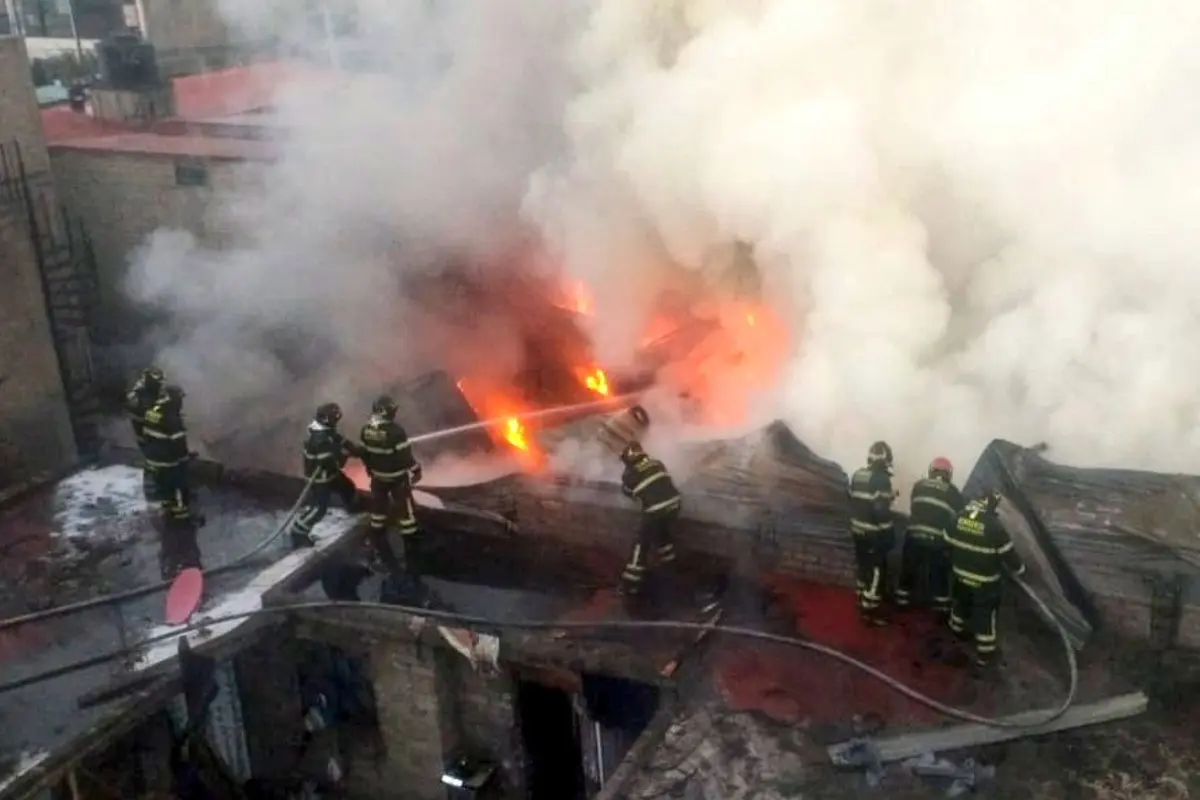  Evacúan a 30 personas tras fuerte incendio en depósito de llantas en Tláhuac 