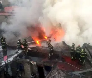 Evac&uacute;an a 30 personas tras fuerte incendio en dep&oacute;sito de llantas en Tl&aacute;huac