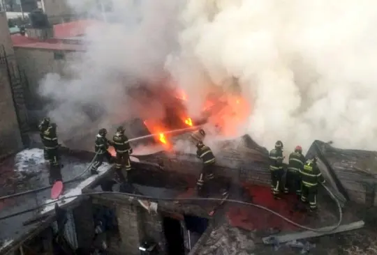 Evacúan a 30 personas tras fuerte incendio en depósito de llantas en Tláhuac