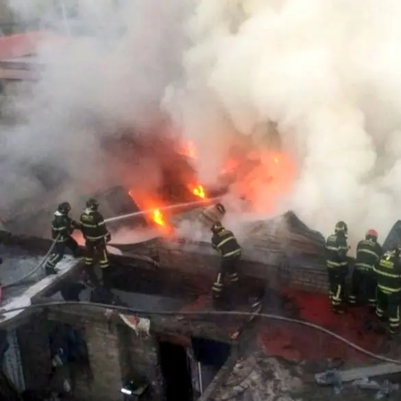 Evacúan a 30 personas tras fuerte incendio en depósito de llantas en Tláhuac