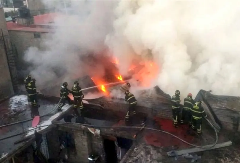 Evac&uacute;an a 30 personas tras fuerte incendio en dep&oacute;sito de llantas en Tl&aacute;huac