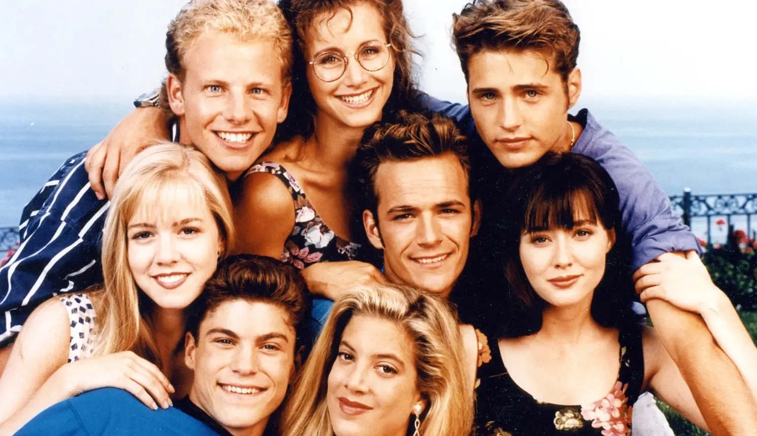Beverly Hills 90210 fue una de las series juveniles más populares de 1990 y este año se cumplen 35 años de su estreno. La historia sigue la vida de un grupo de jóvenes adinerados de Beverly Hills que acuden al exclusivo colegio West Beverly Hills High School. ¿Qué fue del elenco de la serie?