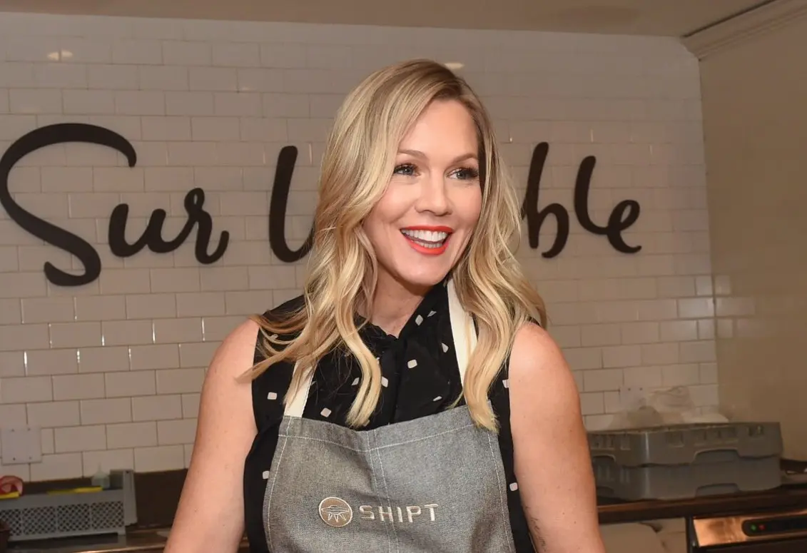 Ahora tiene 52 años, es madre de 3 hijas y desde 2015 está casada con Dave Abrams. Ha trabajado en otras series como Lo que me gusta de ti y Mystery girls.