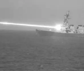 Imágenes Impactantes: buque de guerra de EE.UU. usa arma láser en el Pacífico