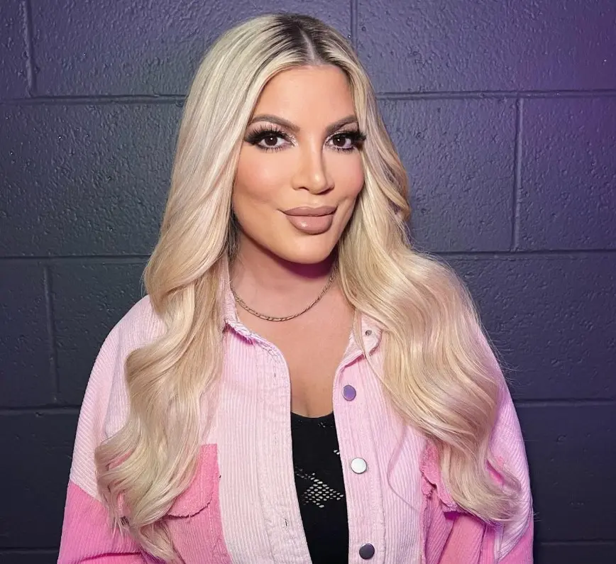 Ahora tiene 51 años, está casada con el actor Dean McDermott y tienen dos hijos. Ha participado en series como Smallville y Mystery Girls.