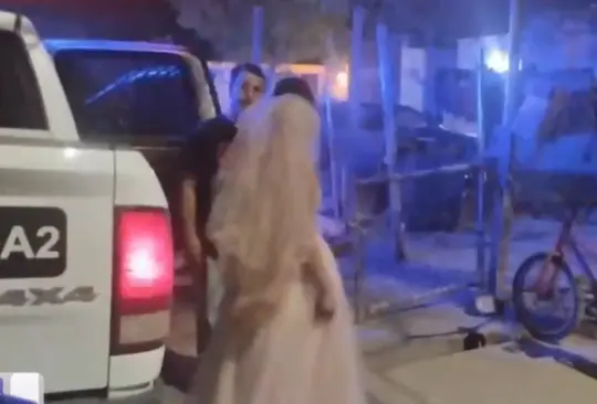 Mujer vestida de novia deambula por calles de Mexicali