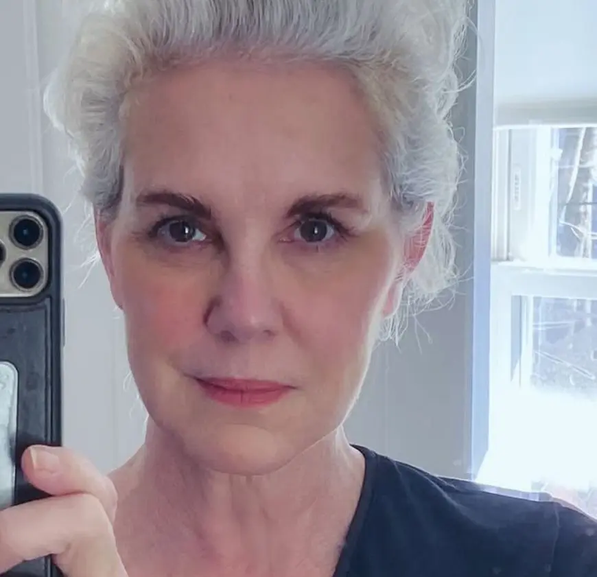 Ahora tiene 64 años, está casada con el fotógrafo Julio Macat y tiene una hija. Ha trabajado en las series 'Minx' y 'The Afterparty'.