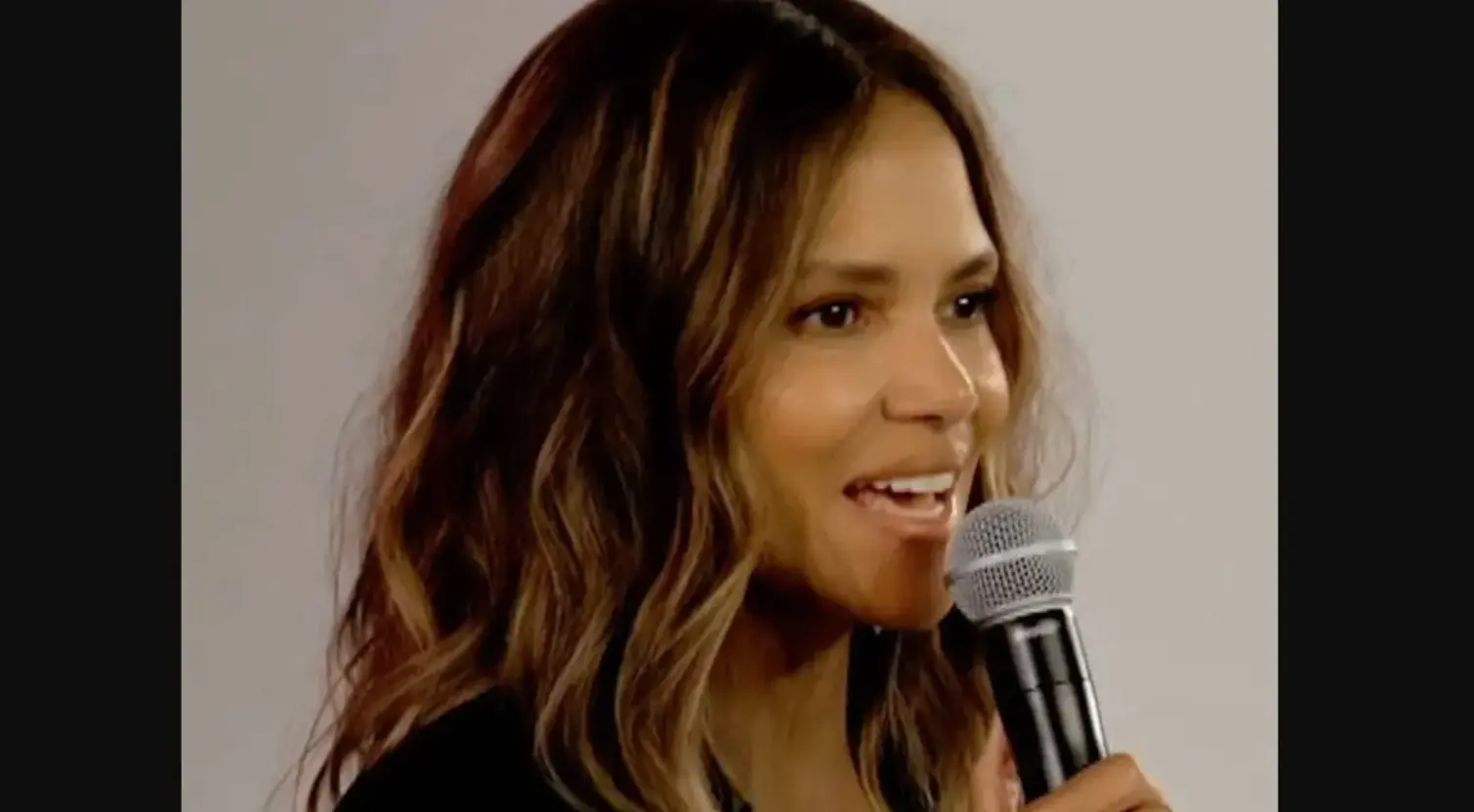 Ahora tiene 58 años y es madre de dos hijos. Ha trabajado en películas como 'Kingsman: El círculo de oro' y 'John Wick: Capítulo 3'.<br>