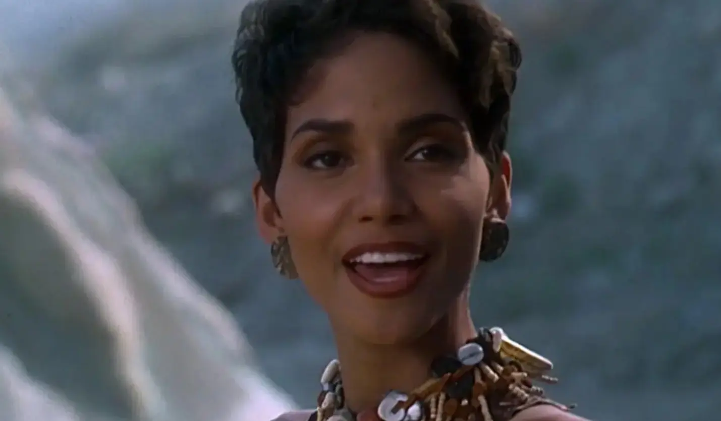 Halle Berry interpretó a la Srta. Agatha Crystal, la secretaria de Pedro Picapiedra