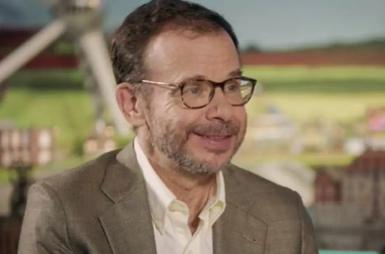 Ahora tiene 71 años y es padre de una hija. En 1997 se retiró de la actuación tras enviudar porque quería cuidar a sus hijos.<br>