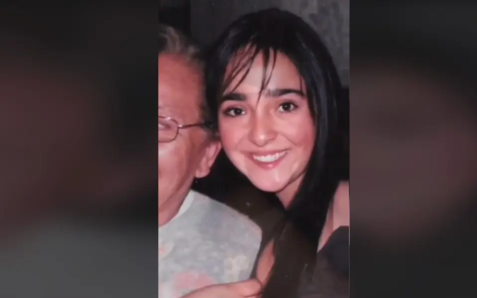 Para ayudarse con sus gastos, Mane fue mesera en Angus, un famoso restaurante en Zona Rosa.<br>