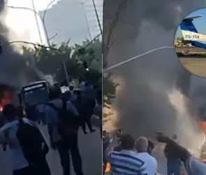 Captan el momento exacto en que un avión se estrella contra un autobús sobre una transitada avenida