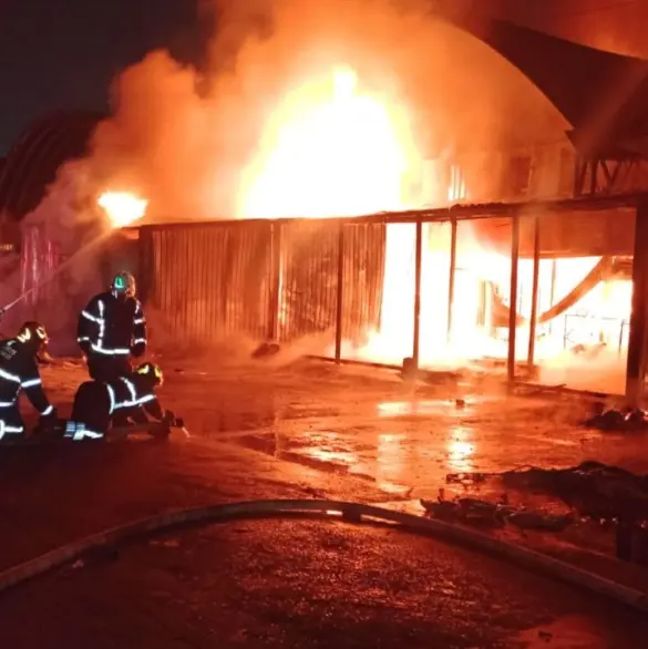 Imágenes impactantes: Incendio consume bodegas en la Central de Abasto