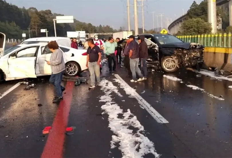 Fuerte granizada provoca carambola de 29 veh&iacute;culos en la M&eacute;xico-Toluca
