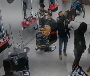 Exhiben a policías "sembrando" drogas en barberías del Edomex