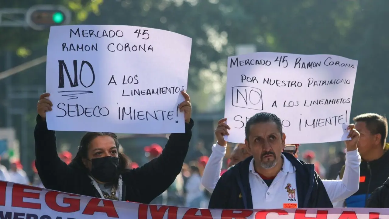  Miles de comerciantes salieron a protestar en las calles de la capital mexicana 