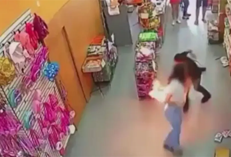 Celular explota en la bolsa trasera del pantal&oacute;n de una joven en Brasil. 