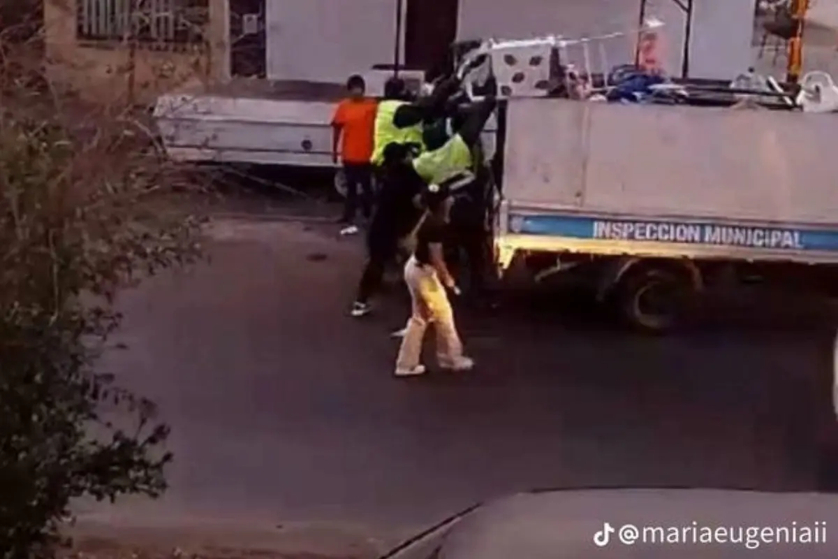  Vendedora de fresas comparte desgarrador video luego de que autoridades tiraran su negocio a la basura 