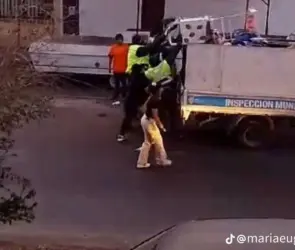 Vendedora de fresas comparte desgarrador video luego de que autoridades tiraran su negocio a la basura