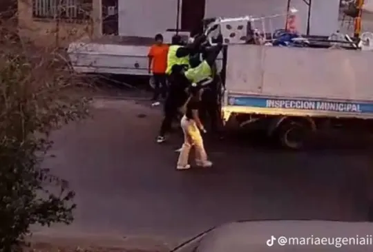 Vendedora de fresas comparte desgarrador video luego de que autoridades tiraran su negocio a la basura