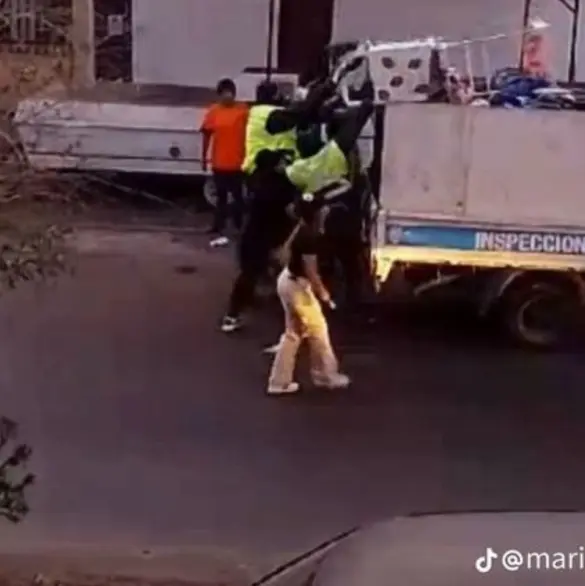 Vendedora de fresas comparte desgarrador video luego de que autoridades tiraran su negocio a la basura