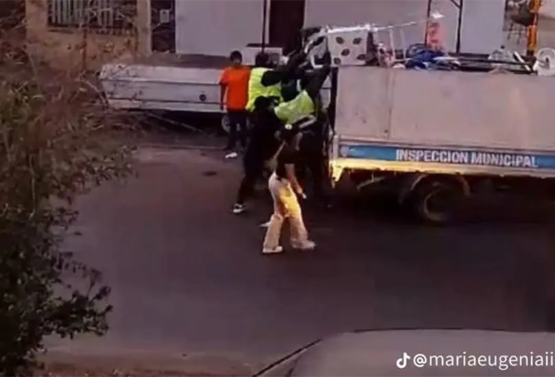 Vendedora de fresas comparte desgarrador video luego de que autoridades tiraran su negocio a la basura