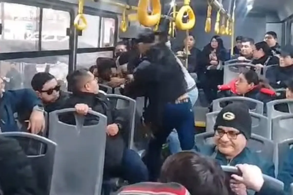  Pasajeros golpean a ladrón y frustran asalto de transporte público 