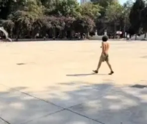 Gentrificación nivel: captan a extranjeros tomando baño de sol con trajes de baño en Parque España