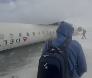 Así fue la aparatosa caída del avión Delta Airlines en Toronto, Canadá 