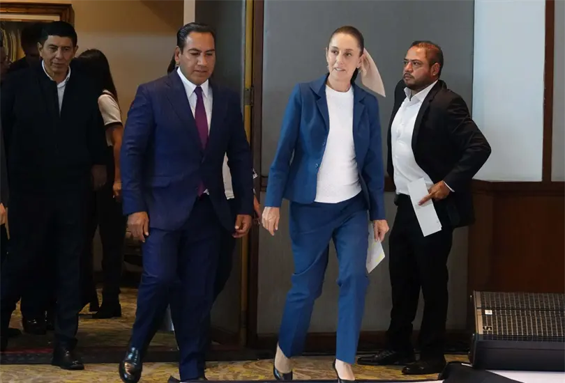 Eduardo Ram&iacute;rez junto a Claudia Sheinbaum.