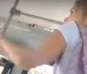 Toma tus ching#deras: extranjera dice que no le gusta México y la bajan a empujones de camión