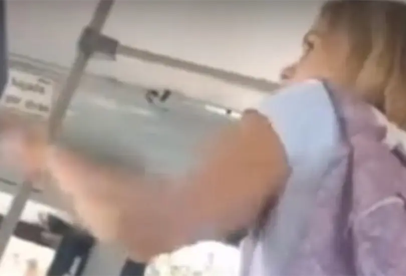 Extranjera dice que no le gusta M&eacute;xico y la bajan de cami&oacute;n