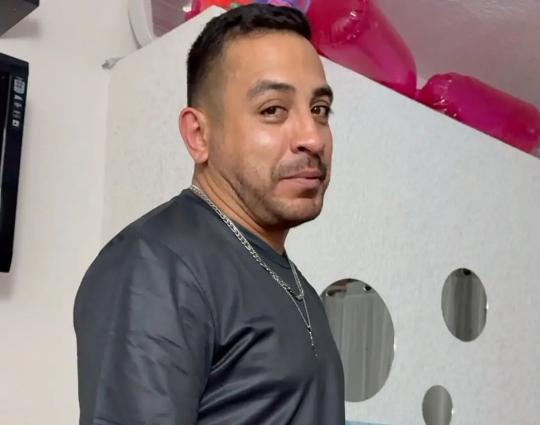 Ahora tiene 42 años. Tiene dos hijos y está casado con Ally Noris. Ha trabajado en películas como 'Perdida' y '¡Que viva México!'.<br>