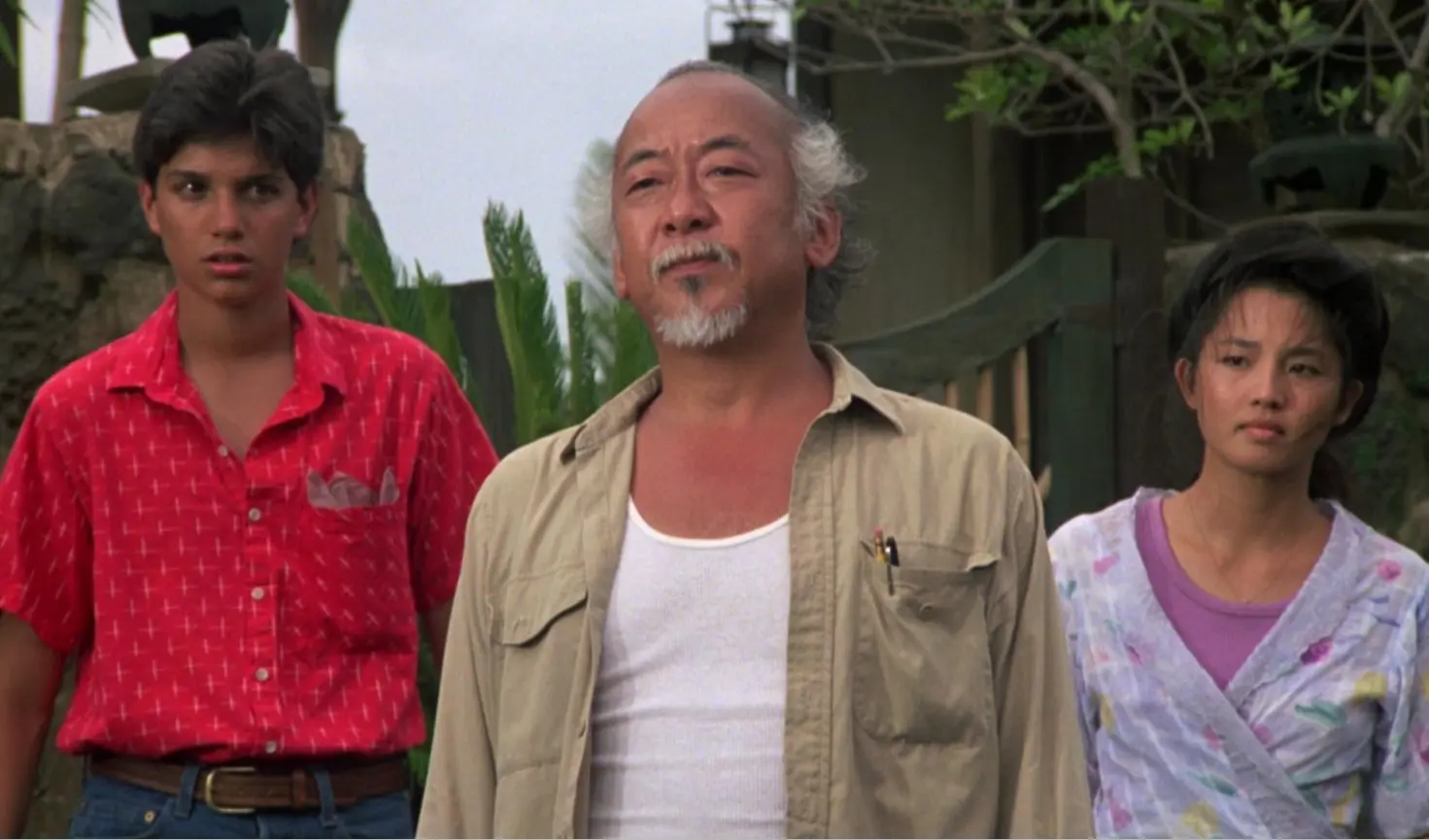 'Karate Kid 2' fue una exitosa secuela de 1986 que sigue las aventuras de Daniel LaRusso, quien acompaña al señor Miyagi a Okinawa, su tierra natal, donde se reencuentra con sus antiguos enemigos y un viejo amor. ¿Qué fue del elenco de 'Karate Kid 2' a 39 años del estreno?