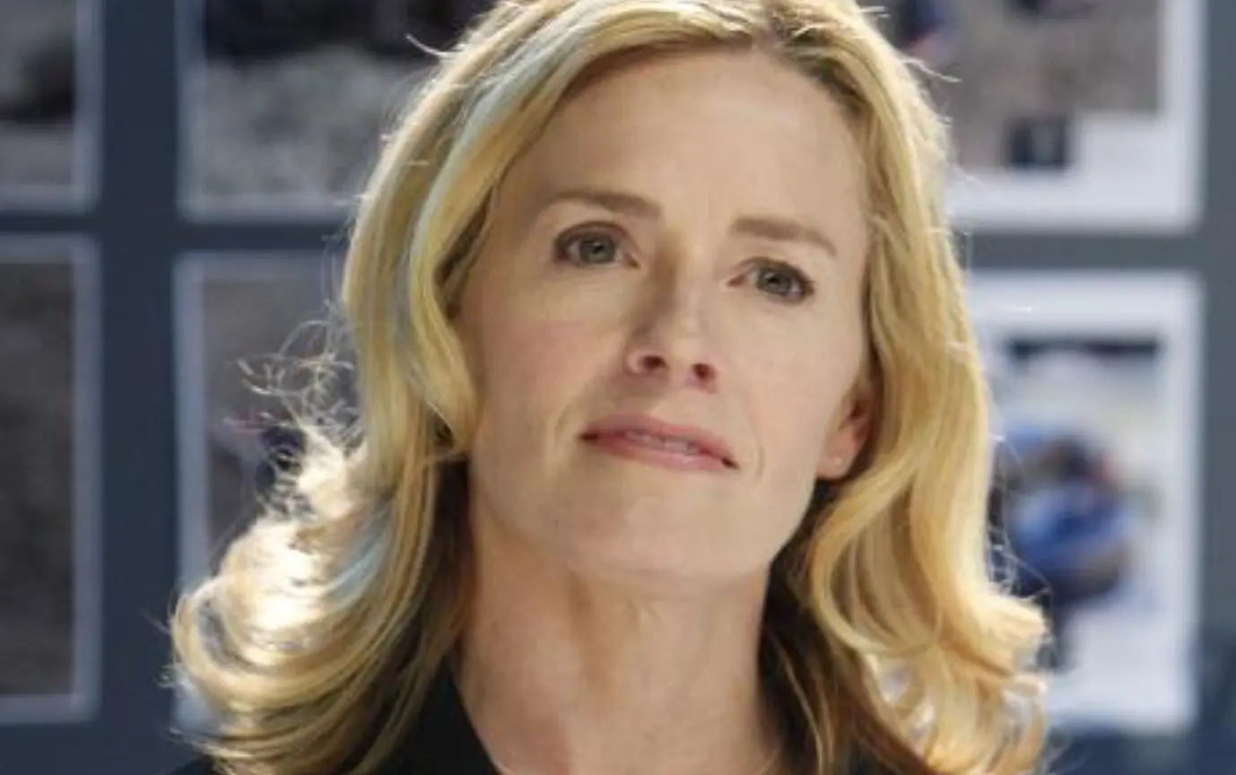 Ahora tiene 61 años, está casada con el director de cine Davis Guggenheim y tienen tres hijos. Ha trabajado en series como 'The Boys' y 'Cobra Kai'.<br>