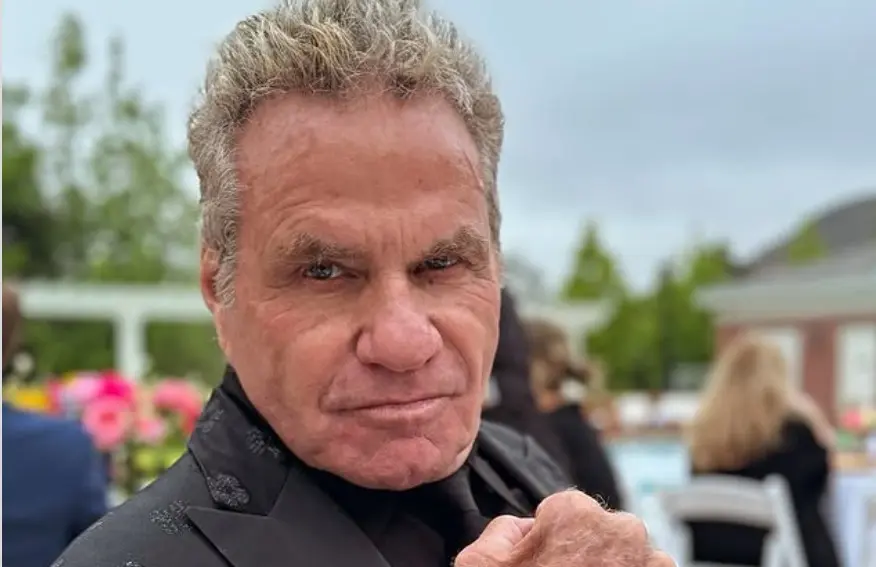 Ahora tiene 78 años y es padre de dos hijos. Es uno de los actores principales de 'Cobra Kai' y también ha trabajado en otras series como 'Los Goldbergs'.<br>