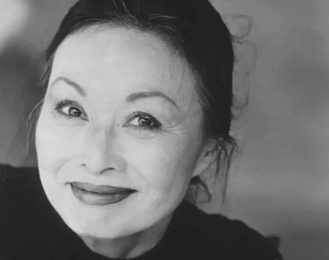 Falleció el 6 de abril de 2002 a la edad de 67 años tras sufrir un ataque al corazón.