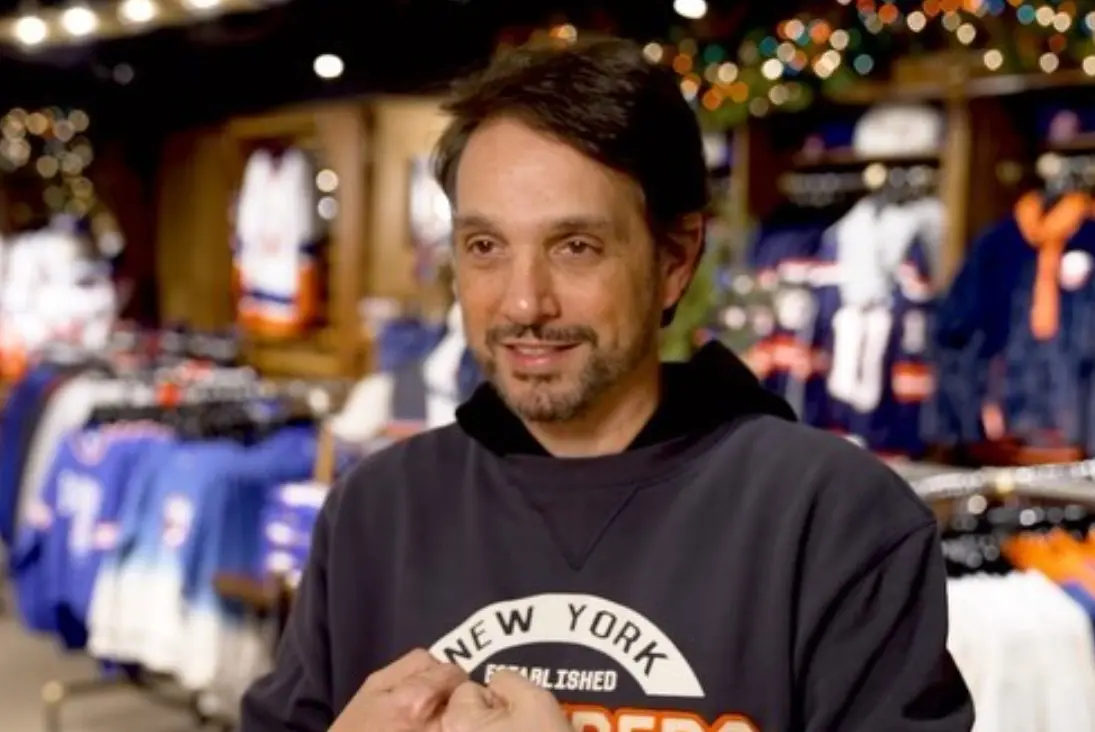 Ahora tiene 63 años, está casado con Phyllis Fierro y tienen dos hijos. Ha trabajado en series como 'Las crónicas de Times Square' y  'Cobra Kai'.<br>